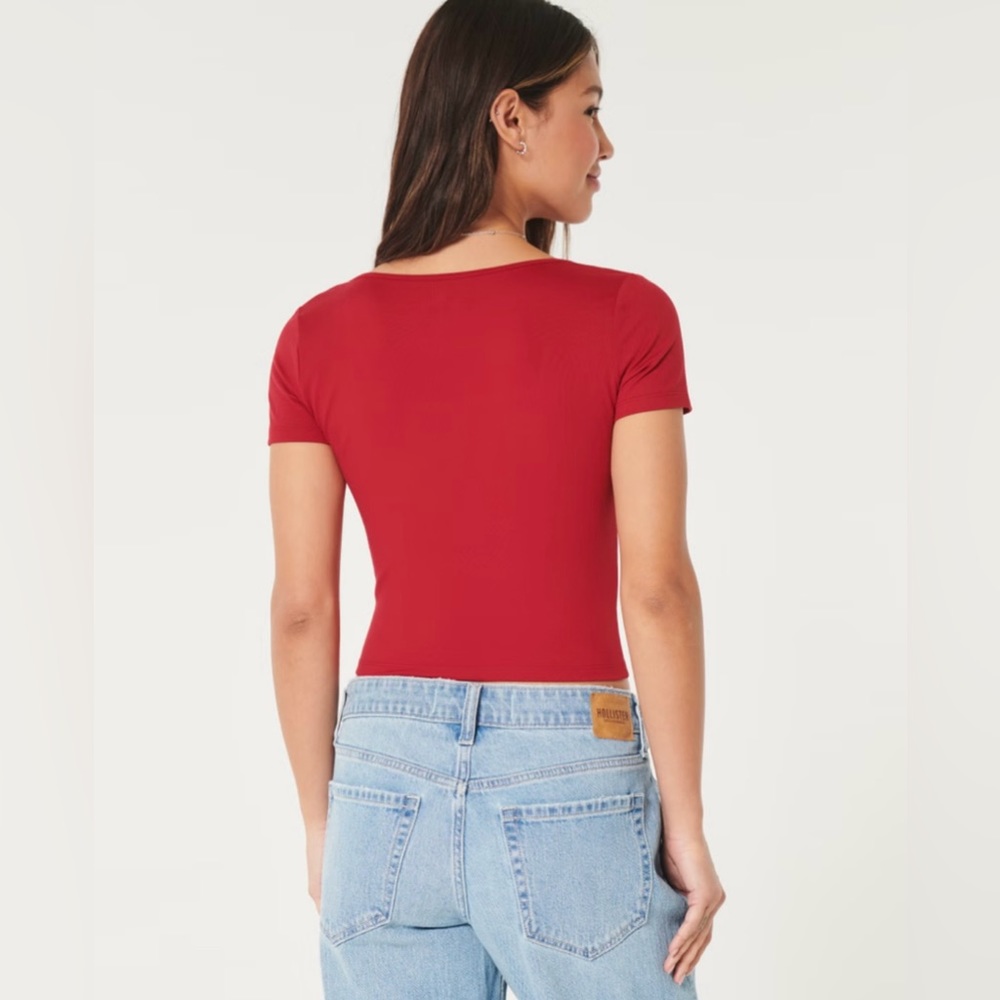 -Small Hollister Baby-Tee. -Slightly worn. -Popular and new design. - Picture 3 of 4